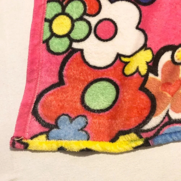 Hello Kitty Broadway Fleece Blanket 73 x 60 Inch Size - Picture 16 of 16